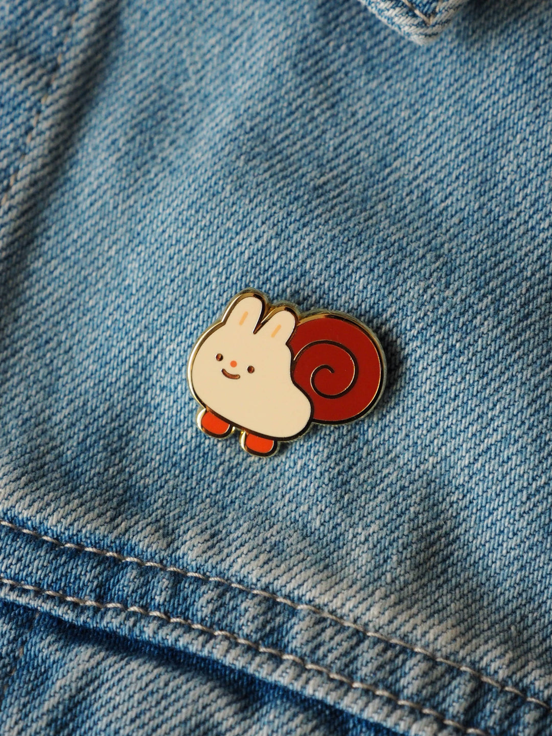 Natamori : enamel pin : Snail