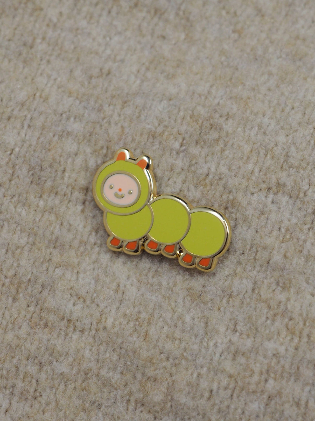 Natamori : enamel pin : Caterpillar