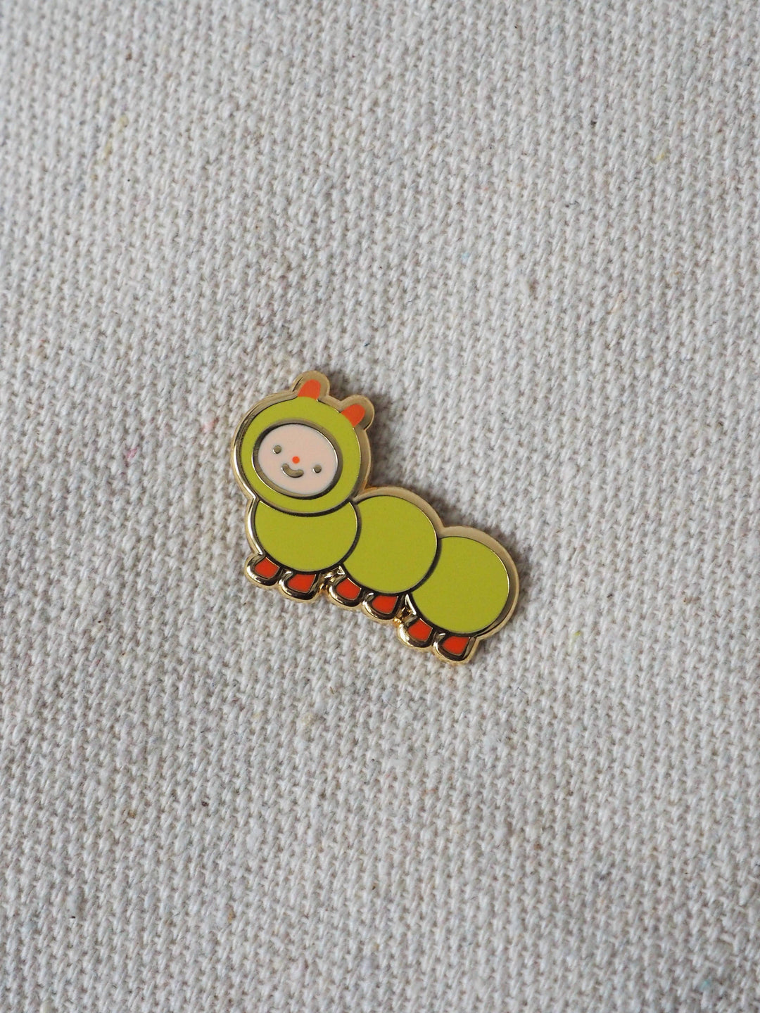 Natamori : enamel pin : Caterpillar