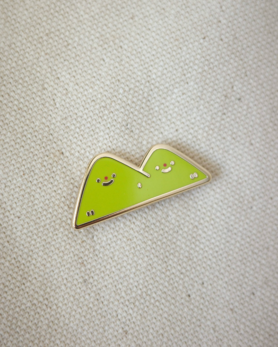Natamori : enamel pin : Hills