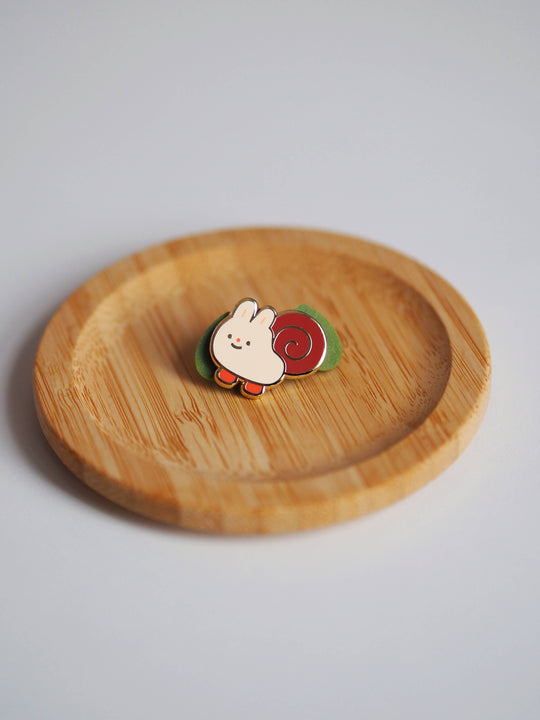 Natamori : enamel pin : Snail