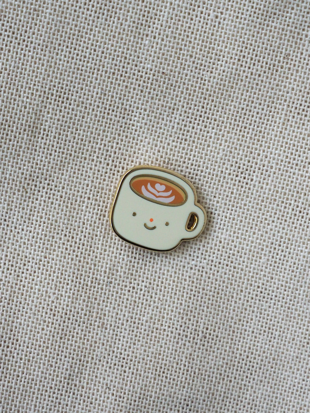 Natamori : enamel pin: Latte